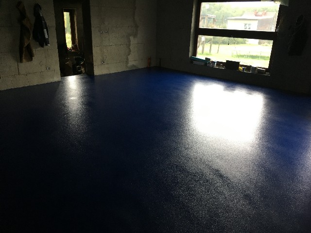 modrá epoxidová podlaha v garáži